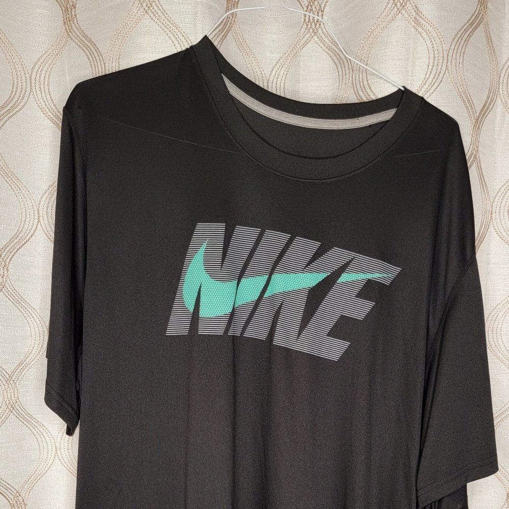 Men's black Nike tee